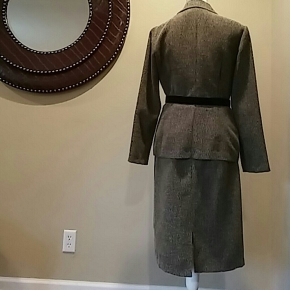 Brown tweeded suit - Picture 2 of 6